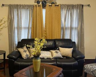 Cozy retreat ! Spacious family friendly 10 minutes away from downtown - Grand Rapids - Living room