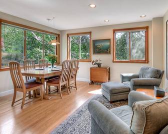 Lovely Laurelhurst w/ Music Room, Sunny Yard - 15 Minutes to Downtown - Seattle - Ruokailuhuone