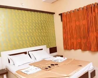 Hotel Sai Varsha - Shirdi - 臥室