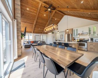 The Casino Royal-Spa with a pool/poker table - Saint-Philémon - Salle à manger