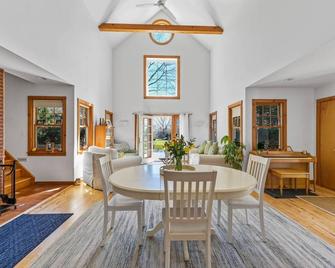 Zen home in the Hamptons - Eastport - Dining room