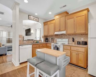 Cozy 2B Townhouse - King Bed - Concord - Kitchen
