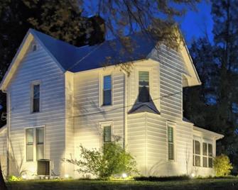 Roomy 1896 Victorian Farmhouse Farm Stay in Lee Virginia - Dryden - Building