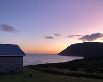 Cape Breton Cottage, Off the Beaten Path... Spectacular Ocean/Mountain Views! - Bay Saint Lawrence - Vista del exterior
