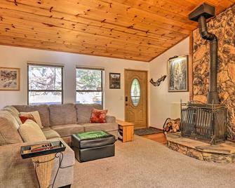 Deck with Forest Views Quiet Twain Harte Cabin! - Twain Harte - Living room
