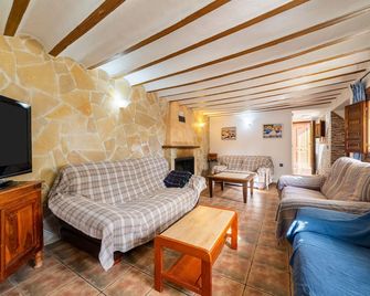 Country House 'Cortijo Álamo 2 De Vélez' with Mountain View, Private Pool and Wi-Fi - Velez Blanco - Sala de estar