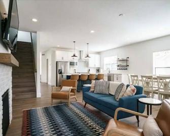 Legacy-Walk to Notre Dame. New 6 bedroom 5.5 bathrooms, sleeps up to14. - South Bend - Living room
