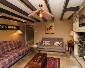 The Book House, Pet Friendly, Character Holiday Cottage In Warkworth - Warkworth - Living room