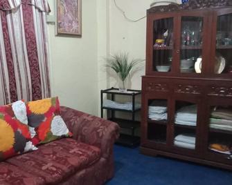 Vacation rental, in the heart of Bacolod City Philippines close to SM Mall, - Bacolod - Living room