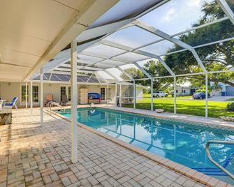Sunny Sarasota Stay: Screened Pool + Pet Friendly - Sarasota - Pool