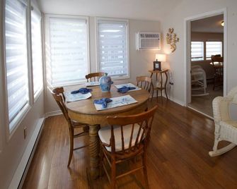 Goldfish Cottage: Cute Cottage Steps From The Beach In Grand Bend! - Grand Bend - Dining room