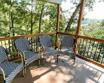 NEW!The Overlook @ Harbor Springs-2 miles from Jtown Marina! Lake Views+Parking - Jamestown - Balcony