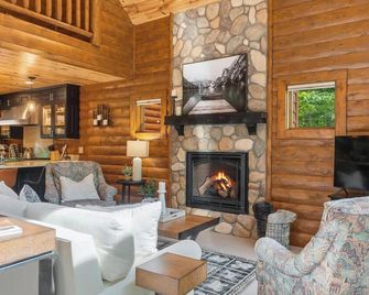 Luxury Mountain Cabin with Gourmet Kitchen & Close to Skiing - Boyne City - Living room