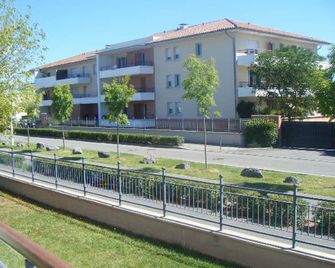 T 2 suburban furniture of TOULOUSE (10mn cu center town) - Pibrac - Bâtiment
