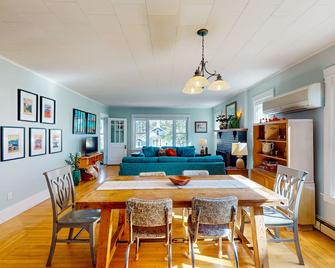 Vintage Vacation Villa - Manistee - Dining room