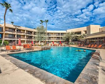 Scottsdale Condo w/ Pool & Lake ~ 3 Mi to Old Town - Paradise Valley - Pool