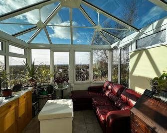Sha's Shared house - Room 2 - twin bedroom + private use shower room, sleeps 2 - Port Talbot - Living room
