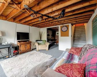 Charming Ashland Cottage on 5+ acres—minutes to Windham Mountain - Prattsville - Sala de estar