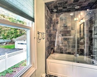 Pet-friendly Latham Retreat ~ 7 Mi to Albany! - Latham - Bathroom