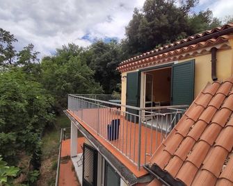 Apartment with large patio and garden a few steps from the center of Maratea - Maratea - Balkon