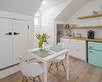 Casa Verde: A Studio Retreat 5 Minutes to Downtown - أوستن - غرفة طعام