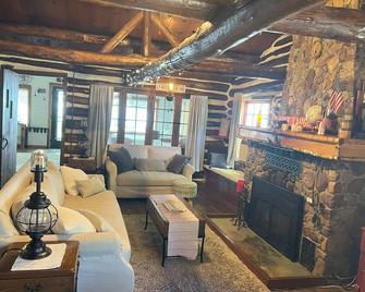 Charming Lake Wissota Log Cabin - Chippewa Falls - Living room
