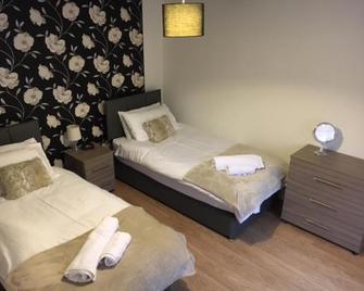 Manor Bungalow - Walsall - Bedroom