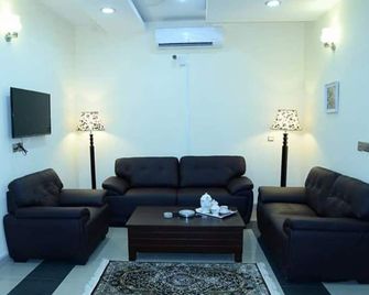 Elite Residence Guest House - Islamabad - Living room
