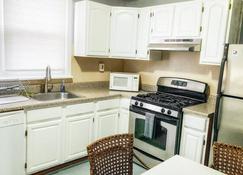 Clover 2900 - Apartment and Rooms with Private Bathroom near Washington Ave South Philly - Philadelphia - Kitchen