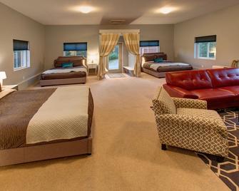 Catskill Contemporary with Fireplace near wedding venues sleeps 15 - Margaretville - Bedroom