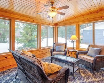 Cozy Cottage w/ Sunroom - Walk to Higgins Lake! - Roscommon - Sala de estar