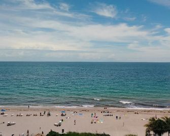 Direct Oceanfront Condominium - Fort Lauderdale - Beach