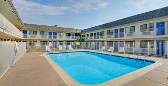 Motel 6 Wichita Airport - Wichita - Pool