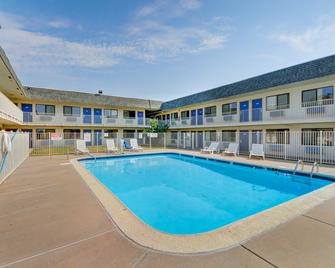 Motel 6 Wichita Airport - Wichita - Pool
