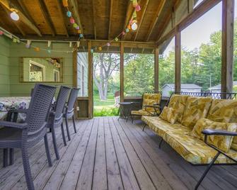 Ellie`s Cottage with Cherry Beach - Three Oaks - Patio
