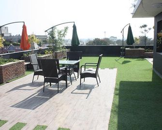 Stay10 Luxury Service Apartment Hotel - Indore - Pátio