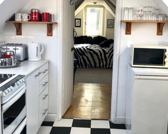 Lauras Townhouse Apartments Skylight Loft - Bath - Cocina