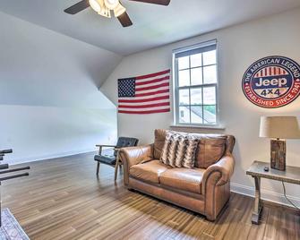 Family-Friendly Calera Getaway w/ Game Room! - Calera - Вітальня