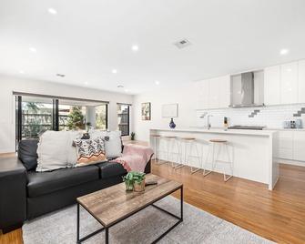 Domi Rentals - The Rayhur Residence - Clayton - Living room