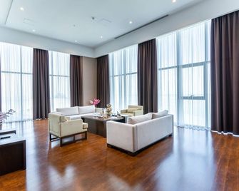 Grand Bellagio Batumi Convention & Casino Hotel - Batumi - Living room