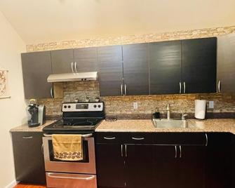 Serene 2-bedroom spacious apartment - Carmel - Cocina