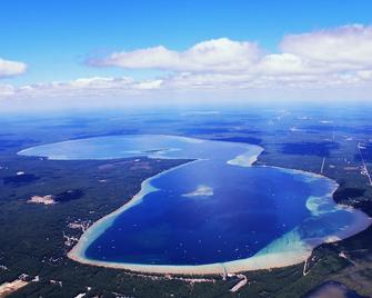 Enjoy the beauty of Northern Michigan Fall Colors at Higgins Lake and Houghton ! - Roscommon - Edificio