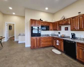 Breckenridge Suites #7 - The King's Suite - Cozy 1-Bedroom with Full Kitchen - Grove City - Кухня