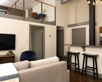 Extra Classy 1 Br Loft With Exposed Brick Downtown - Roanoke - Living room