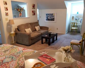 Discounted Rates! 2 miles to Parris Island and close to Sands Beach - Port Royal - Living room