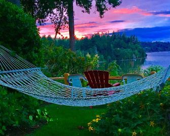 Magical Puget Sound Beachfront Cottage --Panoramic View +Kayaks, Hiking, Birds! - Олімпія - Патіо