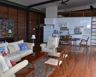 A unique contemporary cabin in the hills of Paramin Trinidad - Diego Martin - Sala de estar