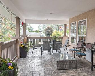 Spacious family home, pool table, hot tub, sauna, gym and office. - Penticton - Patio