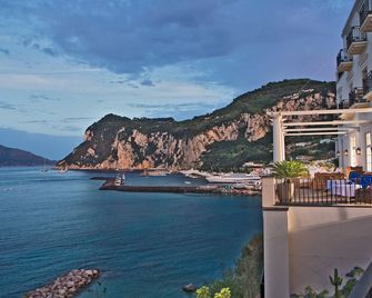 جيه كيه بليس كابري - كابري - شرفة