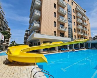 Diamond Holiday Apartments Vlore - Vlorë - Pool
